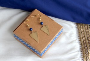 Boucles d'oreille pièces triangle laiton brut, et perle de Lapis-Lazuli Myo Jewel Collection Cléo