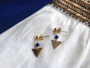 Boucles d'oreille petits triangles laiton brut, et perle de Lapis-Lazuli Myo Jewel Collection Cléo
