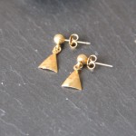 Boucles d'oreilles triangles martelées - Collection Poudre de Soleil Myo jewel- Bijoux - Laiton brut doré - Créatrice Nantes