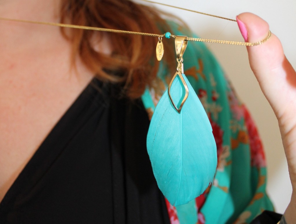 Charlotte porte le sautoir plume turquoise de la collection Bora Bora Bijoux Myojewel