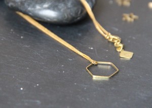Collier hexagone évidé - Collection So chic - Myo jewel- Bijoux - Laiton brut doré - Créatrice Nantes